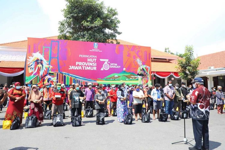 Puluhan Tukang Becak, Pemulung, Pedagang Kecil dan Asongan hingga Loper Koran di Jatim saat di Undang Langsung Gubernur Khofifah dalam Rangka Syukuran Situasi Pandemi Covid-19 di Jatim yang Terus Melandai, di Gedung Grahadi Jatim, Jum'at (2021/10/15).