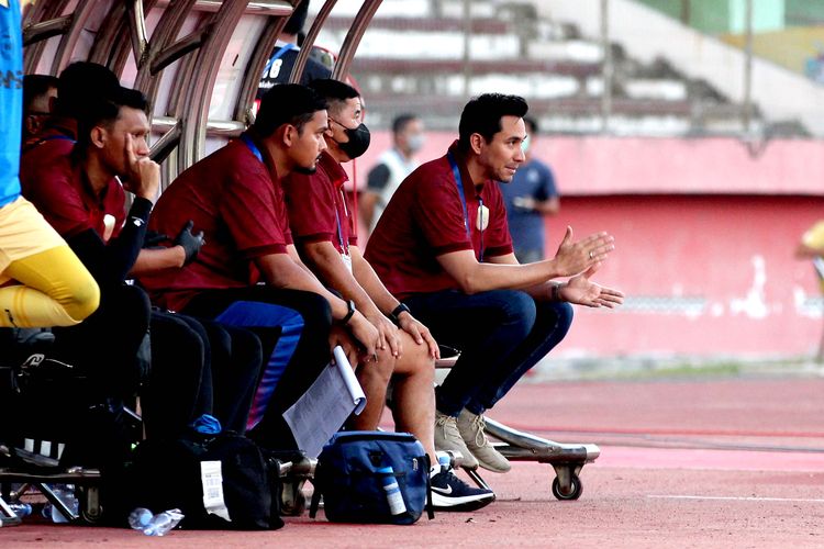 COO RANS Nusantara FC Darius Sinathrya duduk di bench saat pertandingan pekan ke-10 Liga 1 2022-2023 melawan Persebaya Surabaya yang berakhir dengan skor 1-2 di Stadion Gelora Delta Sidoarjo, Kamis (15/9/2022) sore.