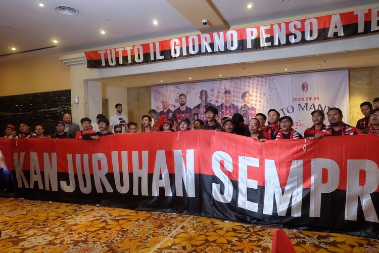 Milanisti Indonesia memberikan penghormatan khusus kepada korban tragedi Kanjuruhan melalui nyanyian dan pembentangan spanduk besar. Aksi itu dilakukan dalam acara Meet and Greet dengan legenda AC Milan, Daniele Massaro, di Hotel Borobudur, Jakarta, Minggu (13/11/2022).