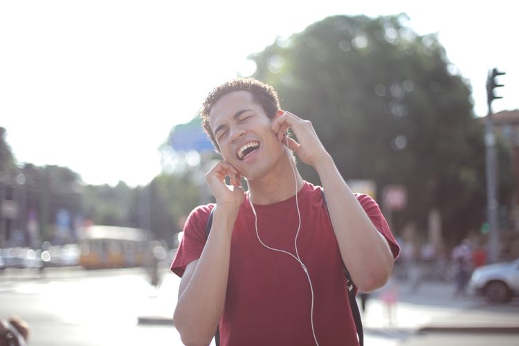 Cara merawat telinga juga dilakukan dengan berhati-hati saat mendengarkan musik melalui headphone atau earphone.