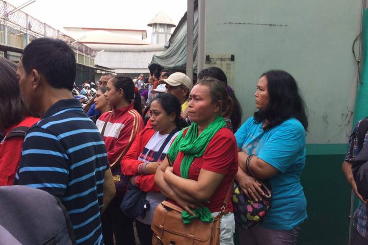 Warga menangisi hasil putusan terhadap terpidana kasus dugaan penodaan agama Basuki Tjahaja Purnama di halaman Rutan Kelas 1 Cipinang, Jakarta Timur, Selasa (9/5/2017) siang.