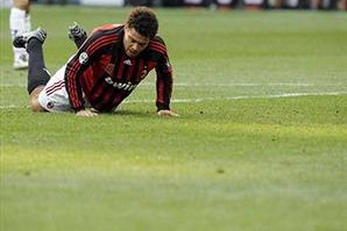 Ronaldo hanya bisa merangkak dan akhirnya menangis kesakitan.