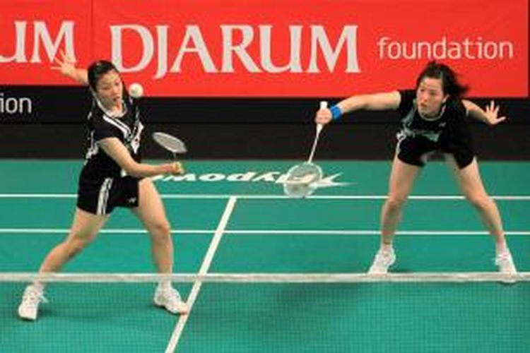 Pebulu tangkis ganda putri Renesas, Miyuki Maeda/Reika Kakiiwa, bertahan dari serangan pasangan Jaya Raya New Star, Jauza Fadhila Sugiarto/Apriani, pada babak penyisihan grup Djarum Superliga Badminton 2015 yang berlangsung di Denpasar, Bali, Minggu (25/1/2015). Maeda/Kakiiwa menang 21-16, 21-8.