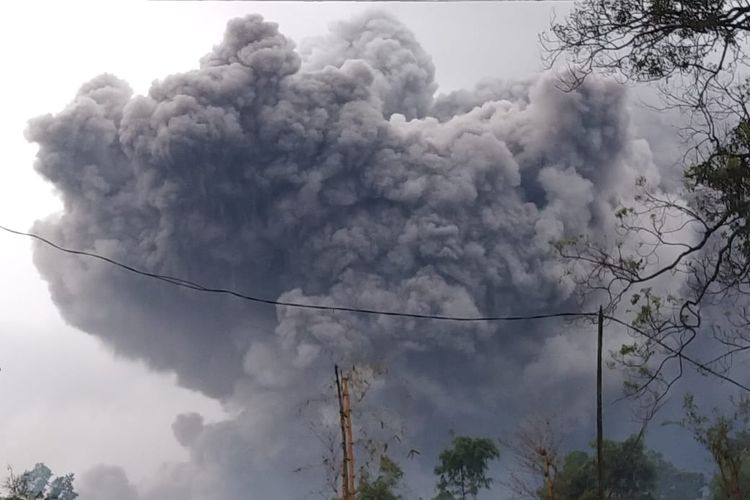 Gunung Semeru meletus pada Sabtu (16/1/2021). 