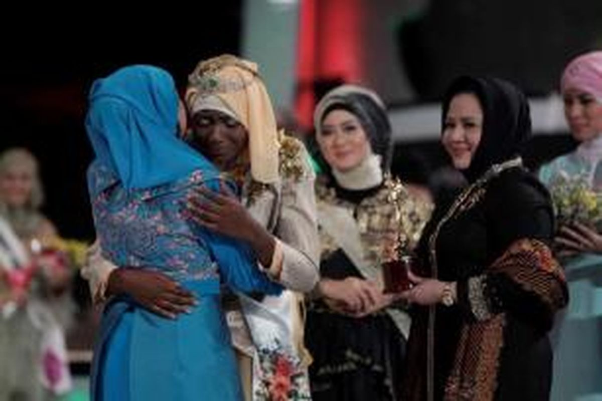 Obabiyi Aishah Ajibola (kerudung putih) dari Nigeria, dinobatkan sebagai pemenang World Muslimah 2013 di Balai Sarbini, Plaza Semanggi, Jakarta, Rabu (18/9/2013). Obabiyi berhasil menyisihkan 19 finalis yang berkompetisi di malam penganugerahan tersebut.