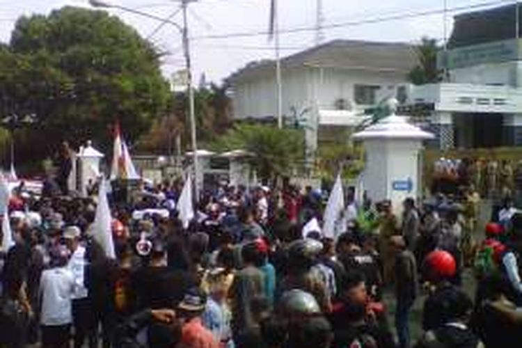 Massa LSM Kompak berunjukrasa menuntut mundur pasangan kepala daerah Kota Sukabumi di depan Balai Kota Sukabumi, Jalan R Syamsudin, Sukabumi, Jawa barat, Senin (23/5/2016)