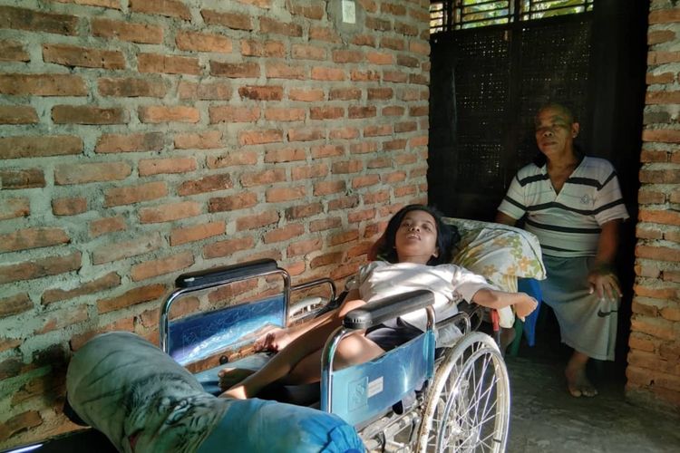 Gesti (terbaring), gadis penderita lumpuh yang dirawat Ayahnya, Sukamto, yang menderita stroke.