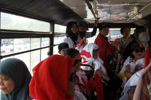 Malas Berjalan Kaki, Relawan Jokowi Pilih Naik Kopaja