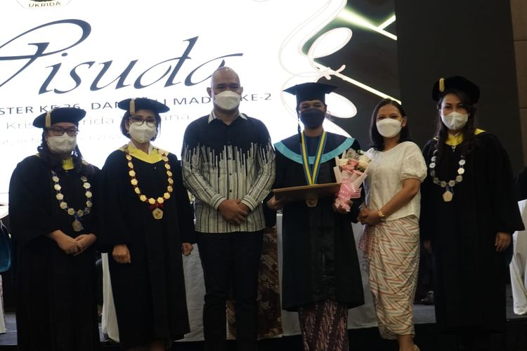 Ukrida menggelar wisuda secara luring bagi 324 lulusan di Jakarta Barat, Jakarta, pada Jumat, 18 November 2022. 