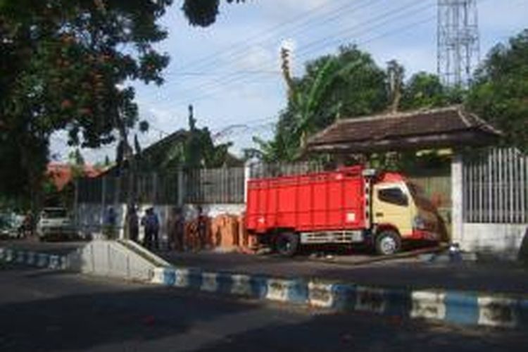 Kondisi truk memuat material bangunan kecelakaan tunggal di Jalan Brawijaya Banyuwangi Rabu (9/10/2013)