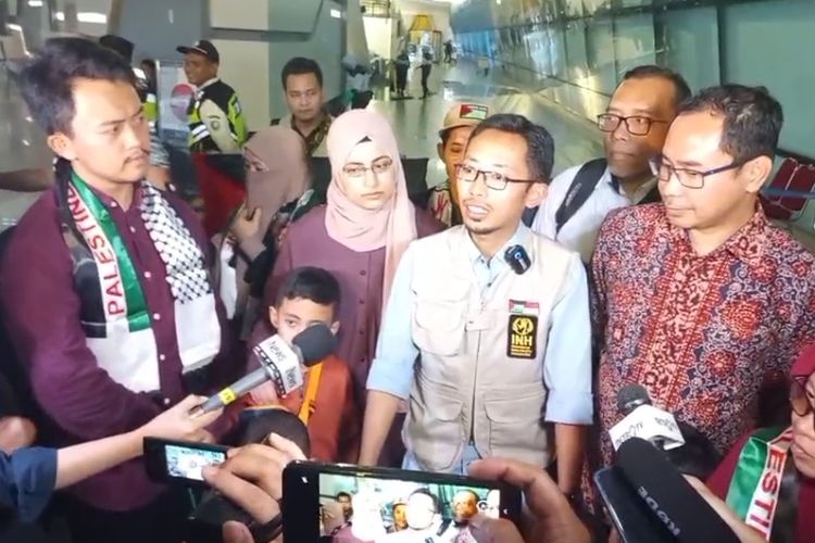 Warga negara Indonesia, Muhammad Husein beserta istri dan kedua anaknya telah tiba di Indonesia, melalui Bandara Soekarno-Hatta pada Rabu (15/11/2023) petang. Husein merupakan salah satu WNI sekaligus relawan kemanusiaan asal Indonesia yang dievakuasi dari Gaza Selatan, Palestina.