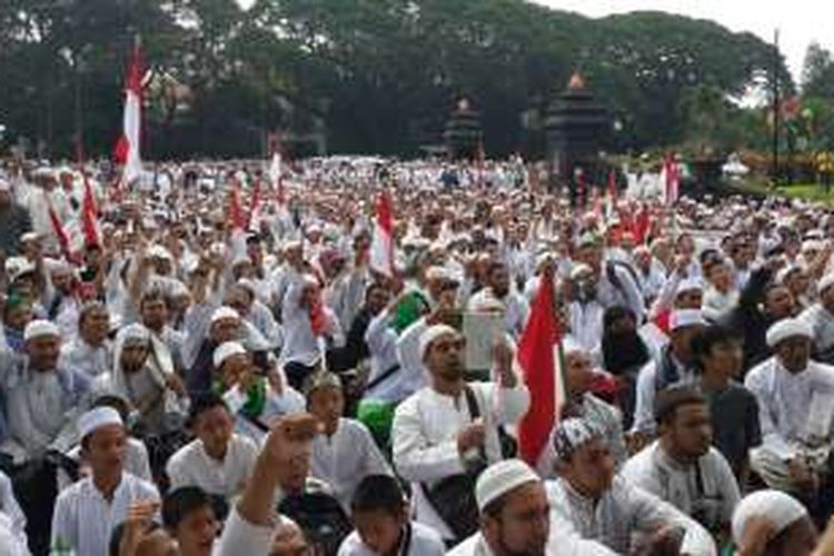 Ribuan demonstran saat berkumpul di Alun - alun Tugu depan Balai Kota Malang, Jawa Timur, Jumat (21/10/2016)