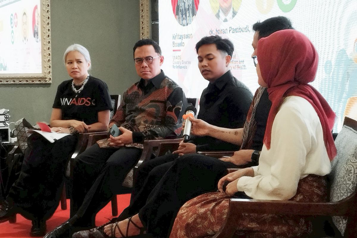 Direktur Pencegahan dan Pengendalian Penyakit Menular Kementerian Kesehatan Imran Pambudi (kedua dari kiri) saat pemaparan di konferensi pers UNAIDS 'World AIDS Day: Let Communities Lead' di Hotel Des Indes, Menteng, Jakarta Pusat, Selasa (28/11/2023) malam. (KOMPAS.com/XENA OLIVIA)