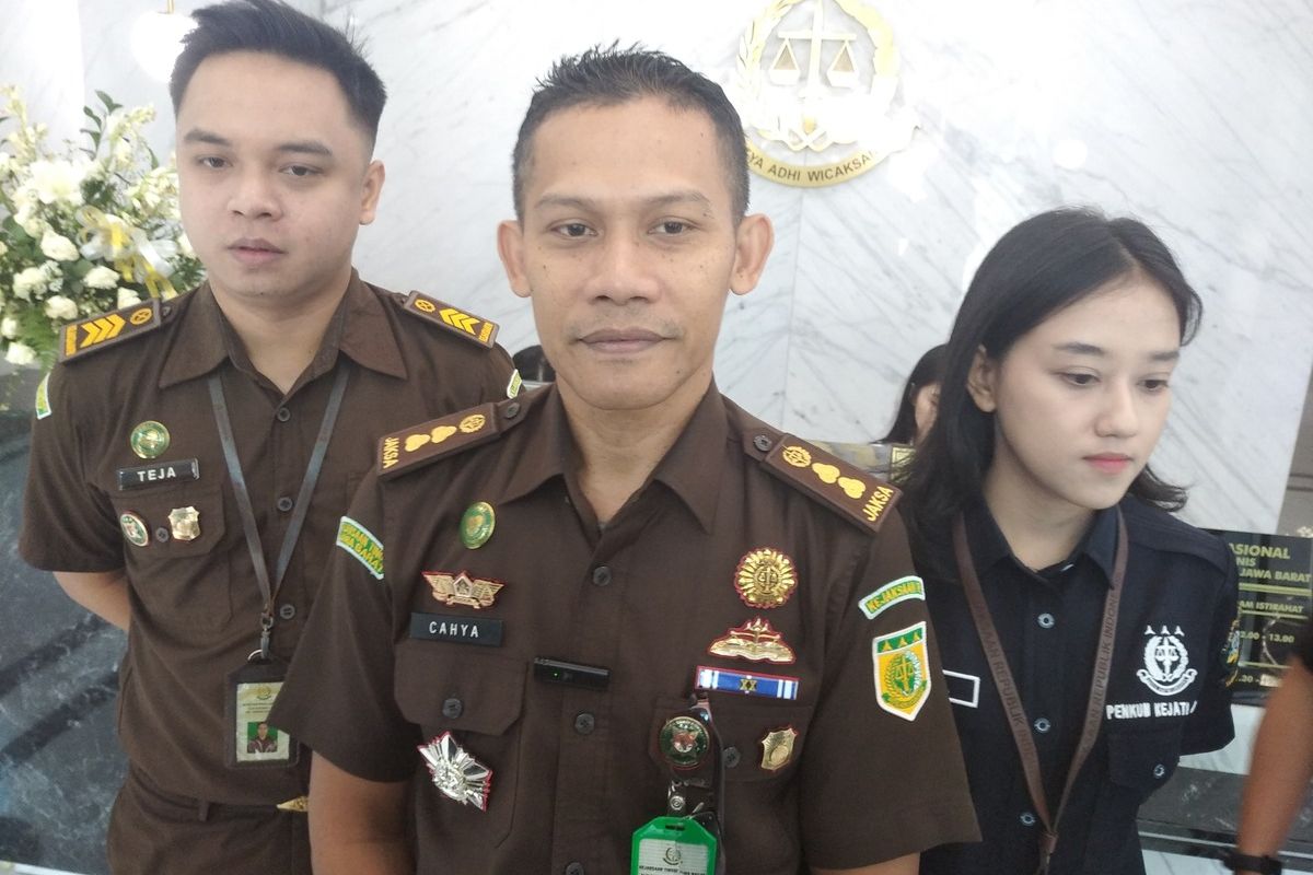 Kasipenkum Kejati Jabar Nur Sricahyawijaya saat menarikan pernyataan soal status berkas perkara Pegi Setiawan di Kantor Kejati Jabar, Kota Bandung, Kamis (27/6/2024).