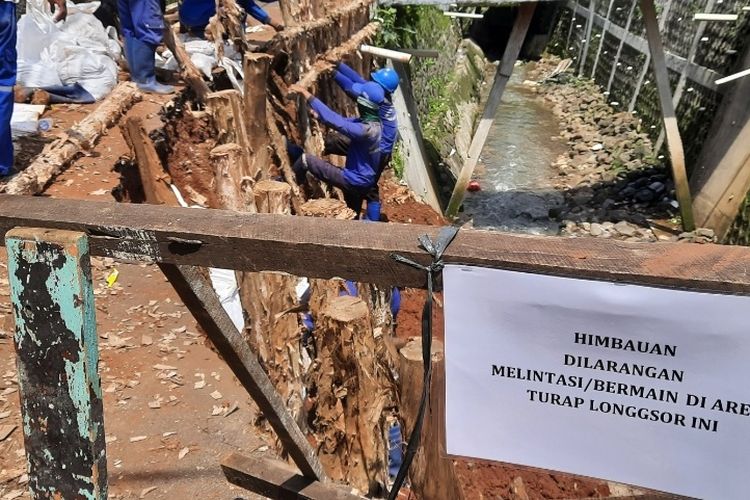 Turap saluran air di antara RT 17 dan RT 13/RW 02 Batu Ampar, Kramatjati, Jakarta Timur, longsor sepanjang 30 meter karena luapan banjir.