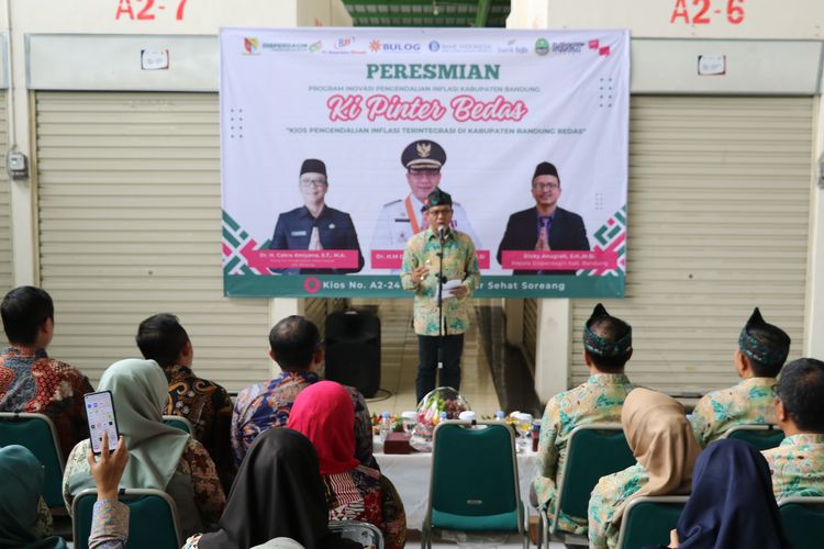 Bupati Bandung Dadang Supriatna saat meresmikan program Ki Pinter Bedas di Kabupaten Bandung Bedas yang dilaksanakan di Pasar Sehat Soreang, Kecamatan Soreang, Kamis (4/7/2024).
