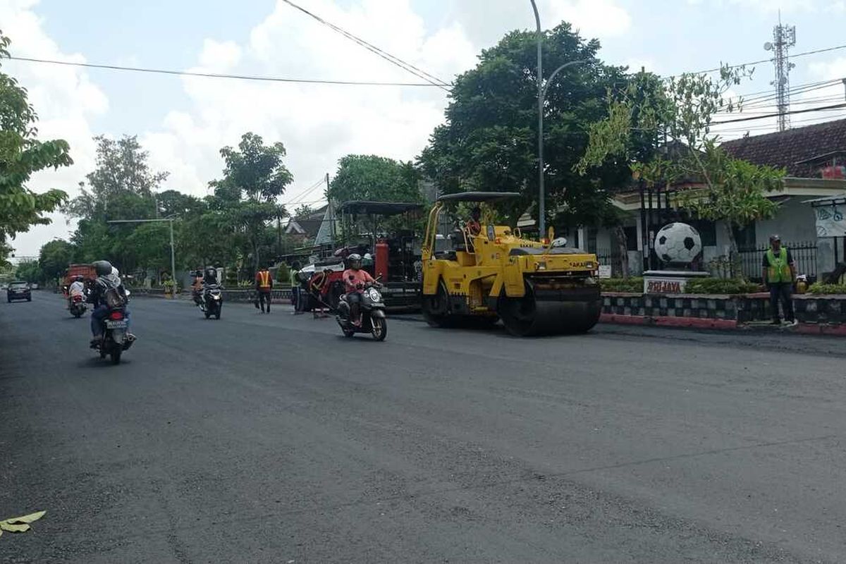 Pengerjaan jalan protokol di Ngawi.