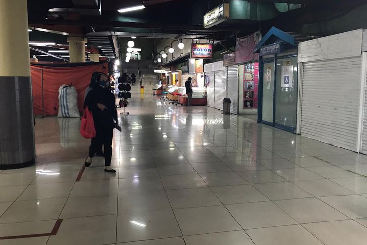 Suasana lobi Blok M Mall dekat Terminal Blok M Mall pada Rabu (4/11/2020) sore. Blok M Mall disebut pedagang telah mati dan tak sejaya tahun 1990-2000an.