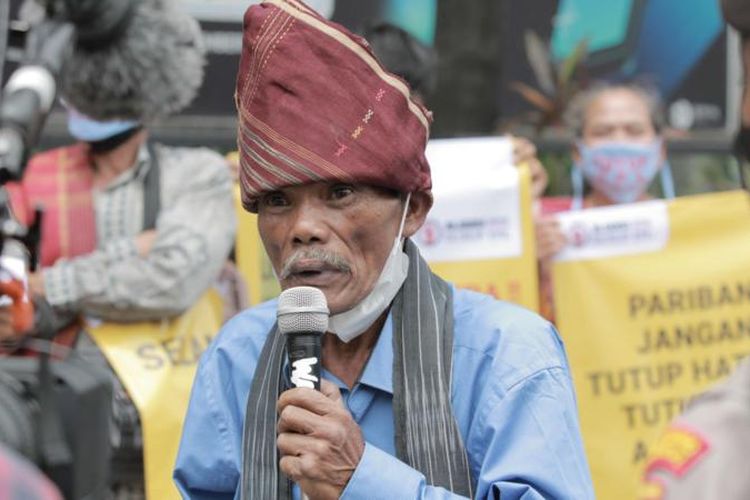 Tokoh masyarakat adat Ompu Umbak Siallagan, Sorbatua Siallagan ditangkap oleh Polda Sumatra Utara pada Jumat (22/03) karena dituduh merusak dan membakar lahan garapan PT Toba Pulp Lestari, yang tumpang tindih dengan hutan adat masyarakat