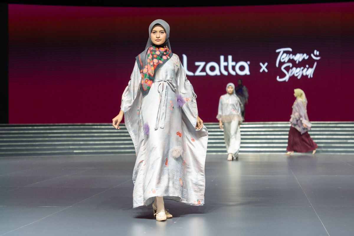 Scarf Kanara Pesona Bunga Nusantara merupakan karya anak autis di Bandung, Izzati. 