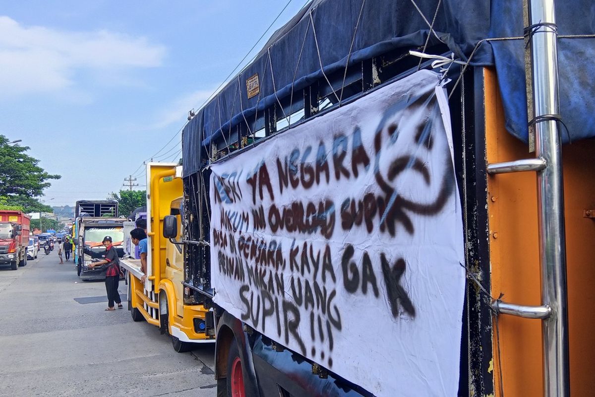 Aksi demonstrasi sopir truk di Jalan Siliwangi, Kota Semarang, Jawa Tengah, Senin (23/6/2025).