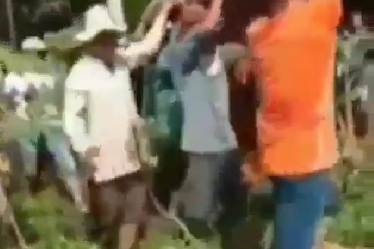 Video yang viral di media sosial pemindahan jenazah warga Desa Gelang Kecamatan Sumberbaru Kabupaten Jember 