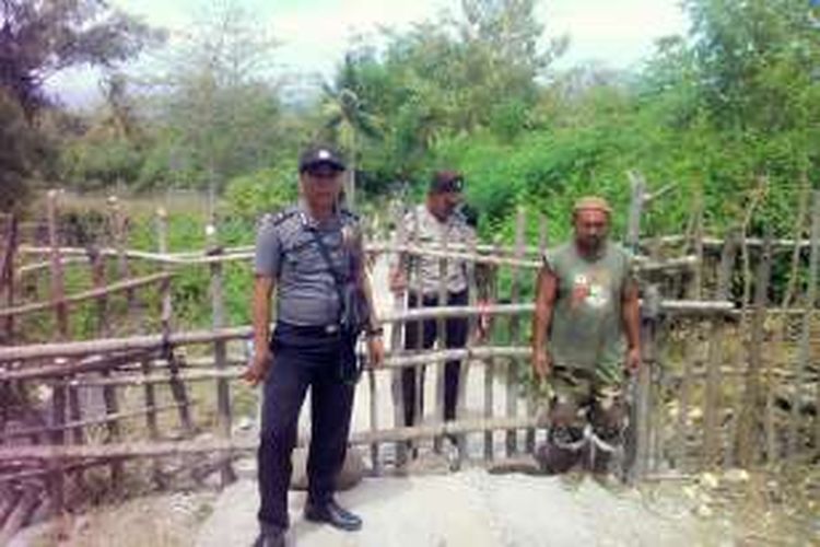 Polisi berjaga-jaga di lahan sengketa setelah 4 warga desa Ombulu Hijau, Bone Bolango memblokir jalan. Mereka mengklaim jalan tersebut berada di lahan milik keluarga