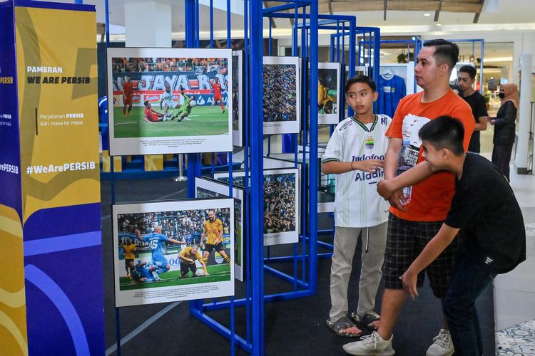 Tampak pengunjung melihat-lihat karya visual dalam pameran foto ?Persib Dari Masa ke Masa? yang tengah berlangsung dari tanggal 1-7 Januari 2024 di Atrium Mall Paskal 23, Bandung