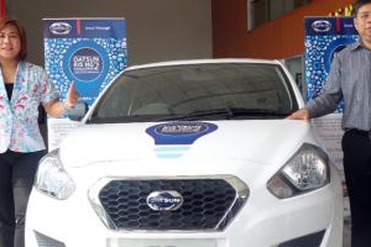 Head of Datsun Indonesia Indriani Hadiwidjaja (kiri) dan Kepala Cabang Dealer Nissan-Datsun Ahmad Yani Banjarmasin, Ken Christian Hadiwidjaja dalam sosialisasi Datsun Rising Challenge 2 di Banjarmasin, Kalimantan Selatan, (10/12/2015).