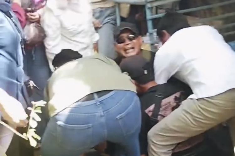 Kepanikan di Pantai Bali Indramayu, Gara-gara Sosis