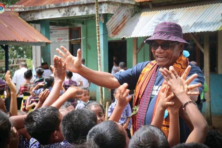 Foto: Bupati Lembata, Thomas Ola Langoday saat mengunjungi Desa Belobatang, Kecamatan Nubatukan, Kabupaten Lembata, Rabu (23/3/2022). 