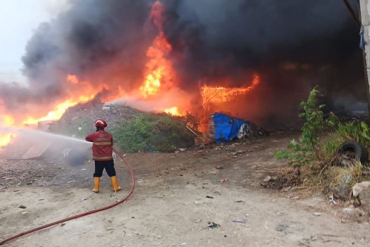 Lapak Drum Bekas di Tangerang Kebakaran, 6 Unit Damkar Dikerahkan