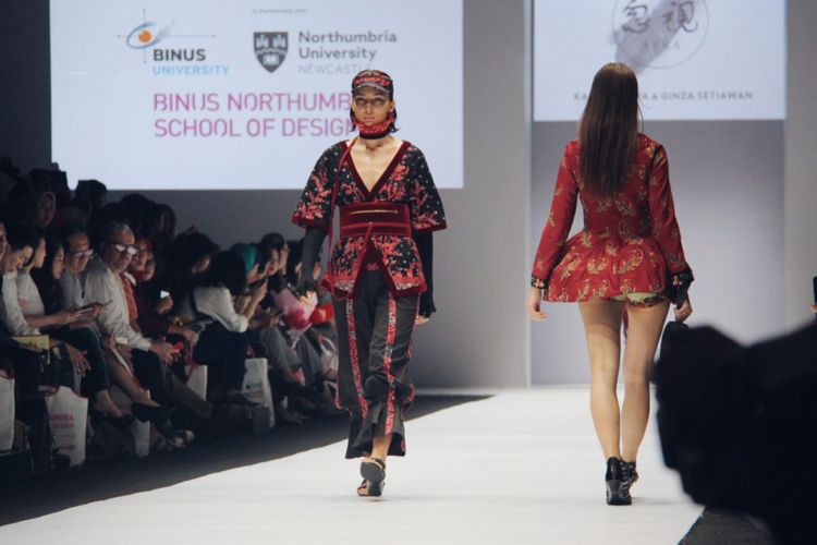 12 mahasiswa Binus Northumbria School of Design berkesempatan memamerkan karya busana ready-to-wear terinspirasi motif batik dari kota Lasem, Jawa Tengah dalam Fashion Tent Jakarta Fashion Week 2019 Senayan City (23/10/2018).