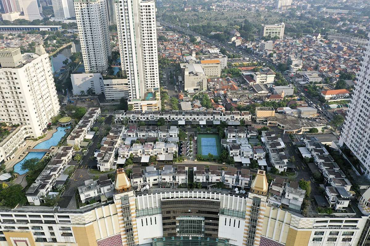 Foto aerial suasana perumahan yang berada di atas mal Thamrin City, Jakarta, Rabu (26/6/2019). Keberadaan perumahan bernama Cosmo Park di atas pusat perbelanjaan Thamrin City ini menjadi bahan perbincangan warganet sejak Selasa kemarin setelah fotonya tersebar di media sosial, terdiri dari lima blok yaitu A1-A19, B1-B12, C1-C19, D1-D16, E1-E15, dan F1-F9.