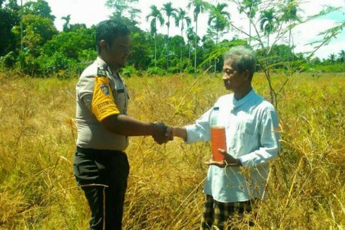 Peduli dengan Petani, Brigadir Esa Bagikan Pupuk Organik Gratis