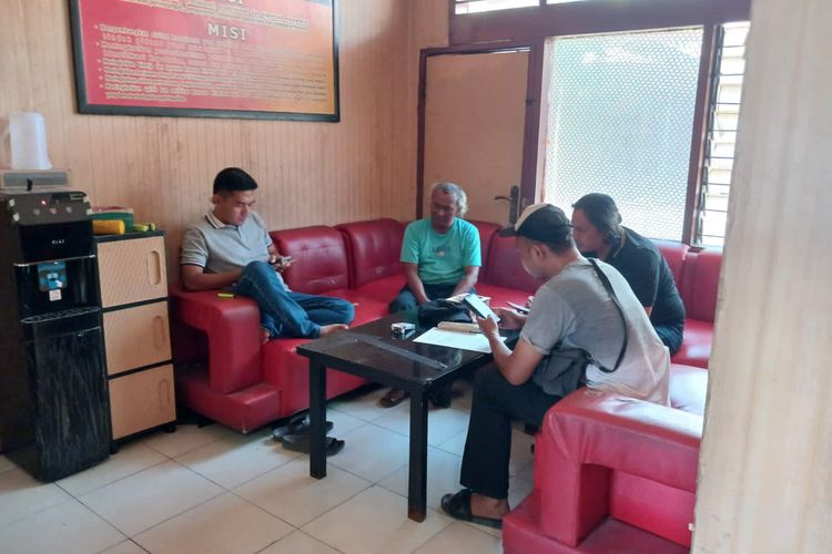 Imron (kaus hijau) saat dimintai keterangan di kantor unit Reskrim Polsek Kebomas, Gresik, Jawa Timur, usai berduel dengan Rohman menggunakan sajam, Rabu (30/10/2024).