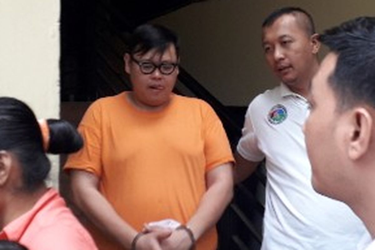 Presenter Daren Eka alias Reza Bukan keluar ruang tahanan untuk saat dijenguk teman-teman artis di Mapolres Metro Jakarta Barat pada Kamis (2/8/2018).