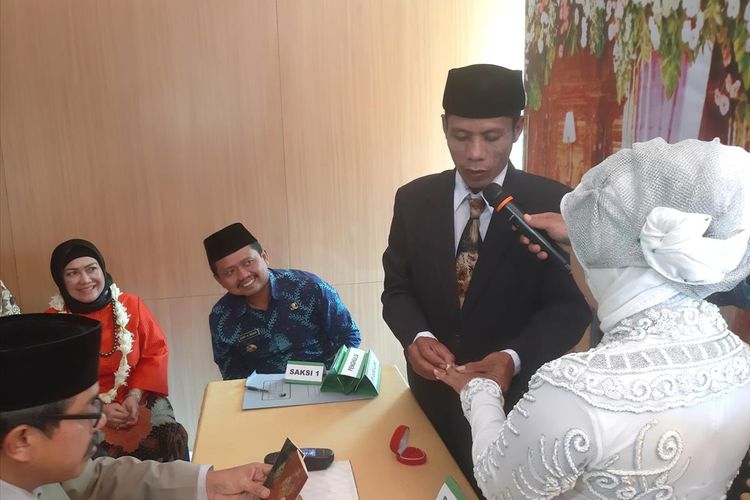 Wawan dan Yusnita menikah di Mall Pelayanan Perizinan pertama di Jawa Barat di gedung MPP Sumedang, Jawa Barat, Jumat (26/7/2019) pagi. AAM AMINULLAH/KOMPAS.com