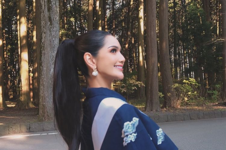 Melliza Xaviera tampil anggun di Jepang dengan batik Megamendung dan tas peta Indonesia, paduan elegan yang tunjukkan identitasnya di Negeri Sakura.