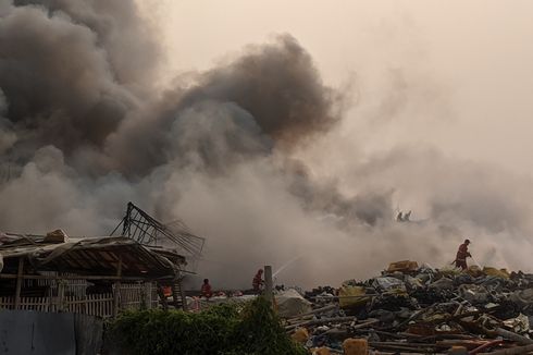 Hingga Sore Ini, Api Masih Berkobar di Lokasi Kebakaran Dekat Bandara Soekarno-Hatta