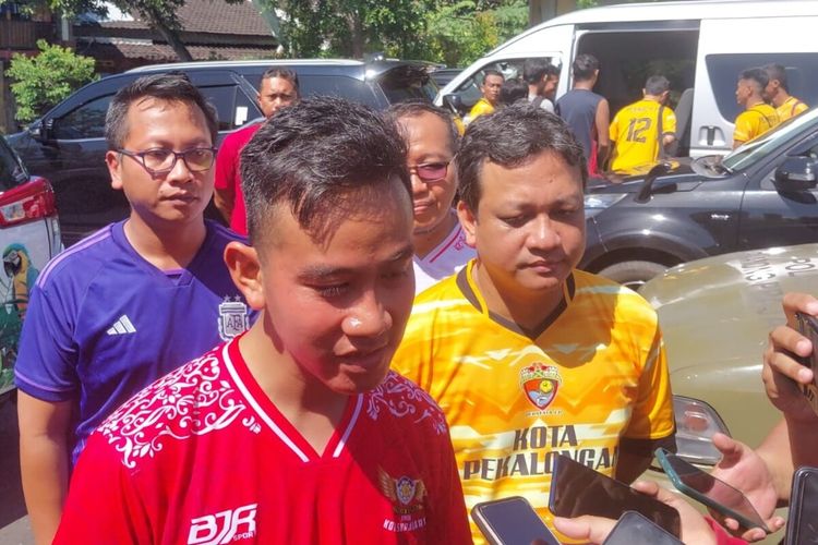 Wali Kota Solo Gibran Rakabuming Raka dan Wali Kota Pekalongan HA Afzan Arslan Djunaid setelah mengikuti pertandingan persahabatan antara Kesebelasan Satpol PP Kota Solo melawatan Kesebelasan Satpol PP Kota Pekalongan di Stadion Mini Cengklik, Solo, Jawa Tengah, Jumat (10/3/2023).