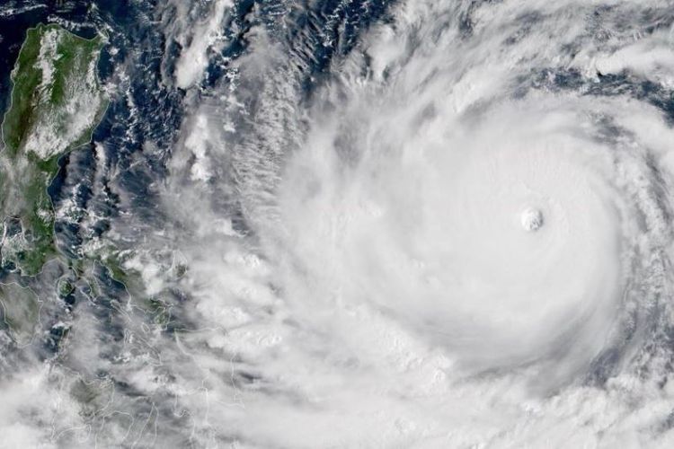 Citra satelit menunjukkan siklon tropis Mangkhut di lepas pantai timur Filipina di Laut Filipina pada Kamis (13/9/2018). (AFP)