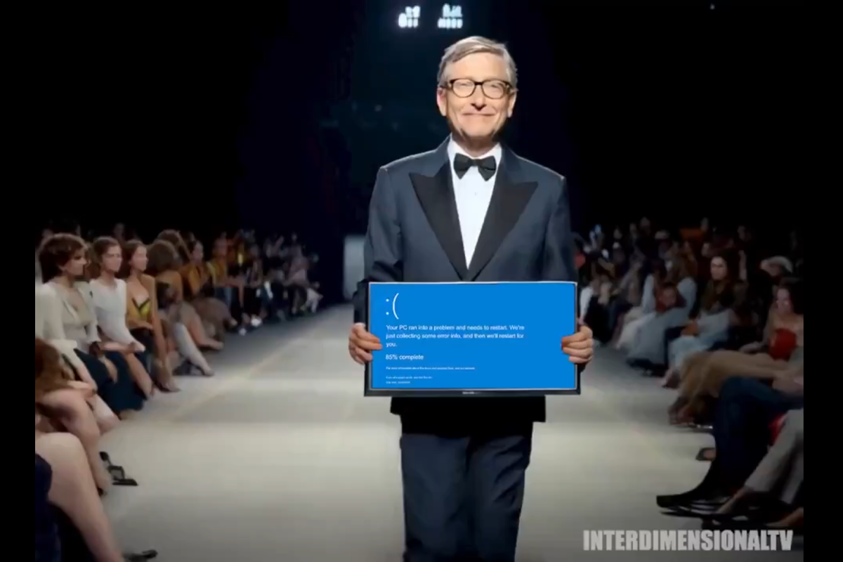 Bill Gates dalam video AI fashion show yang dibagikan oleh Elon Musk. Gates tampak membawa laptop yang mengalami eror Blue Screen of Death alias BSOD.