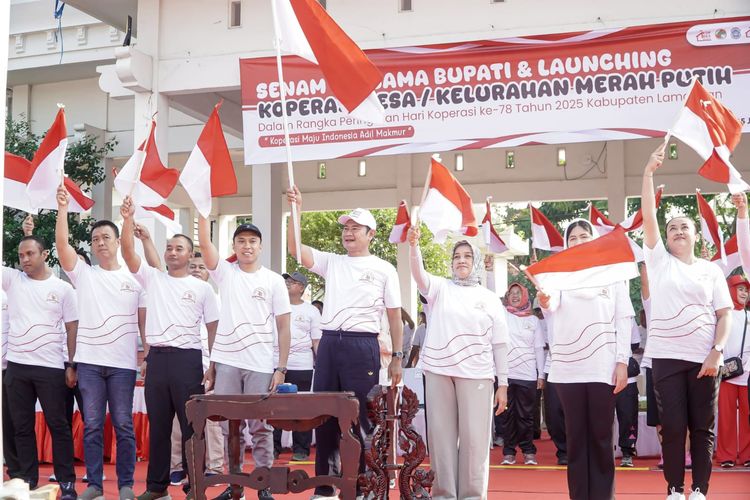 Bupati Lamongan Yuhronur Efendi (tengah), saat melaunching 474 Koperasi Desa Merah Putih (KDMP) di Alun-alun Lamongan, Jawa Timur, Jumat (25/7/2025).