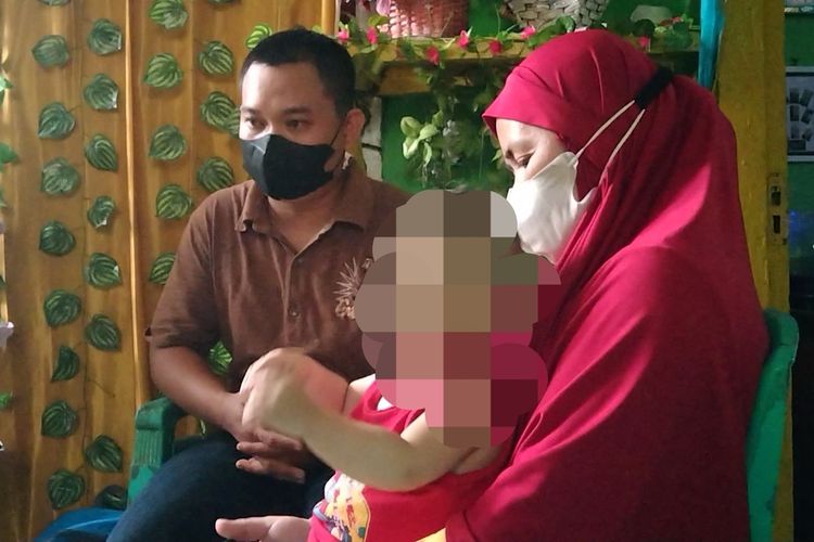 Seorang tukang ojek di Kota Baubau, Sulawesi Tenggara, Suriadin, berencana menjual ginjalnya demi biaya pengobatan anaknya Muhamad Said AA yang masih berumur 1,4 tahun.