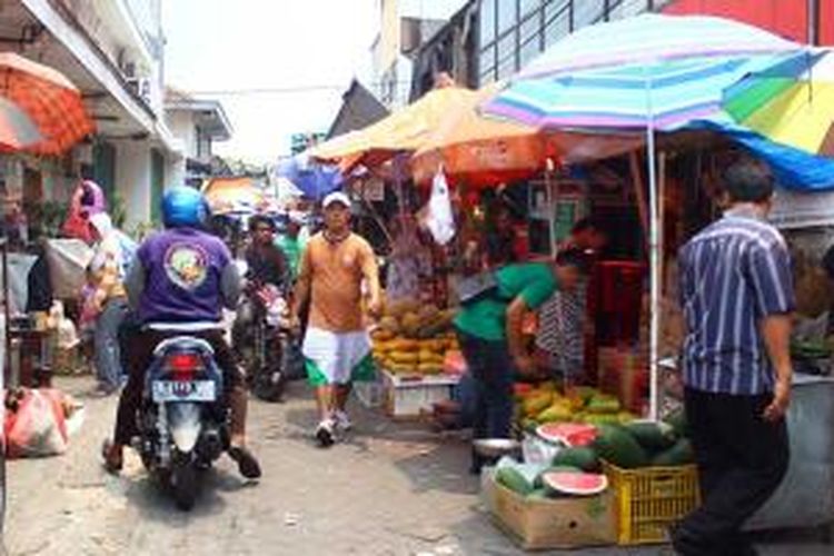 Suasana Pasar Lama, Tangerang, salah satu ikon sejarah Kota Tangerang yang berada dekat Sungai Cisadane. Pasar Lama Tangerang merupakan pasar tradisional tertua yang pernah ada dan merupakan cikal bakal Kota Tangerang.