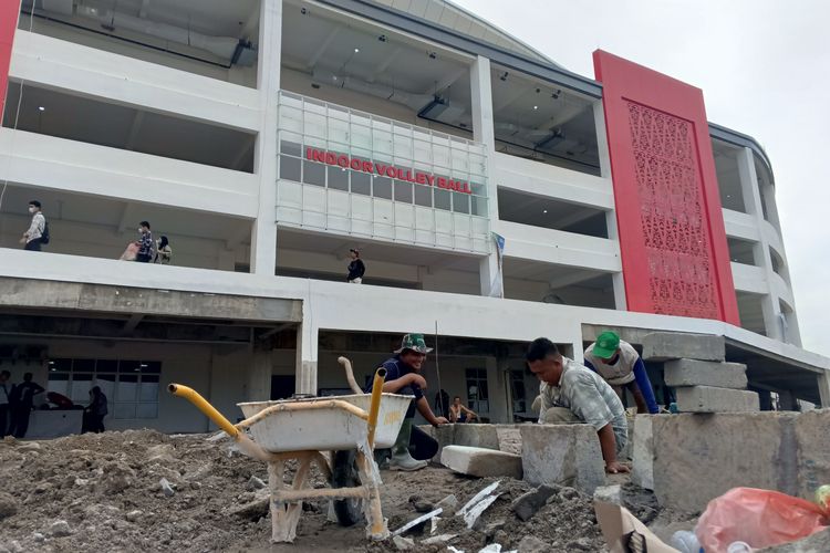 Para pekerja saat sedang memasang batu di Venue Voli  Indoor Sport Center Sumut di Desa Sena, Deli Serdang, Sumut, Selasa (10/9/2024)