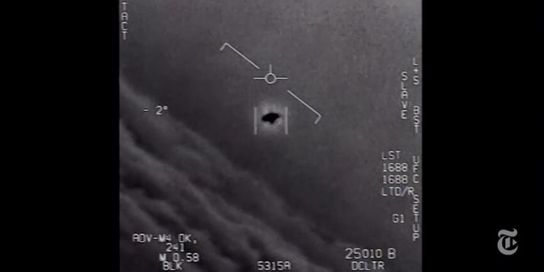 Potongan gambar menunjukkan penemuan oleh Super Hornet Angkatan Laut F/ A-18 dan objek yang tidak diketahui. Video ini dirilis oleh Program Identifikasi Ancaman Pesawat Canggih oleh Kementerian Pertahanan Amerika Serikat, Sabtu (16/12/2017). (The New York Times)
