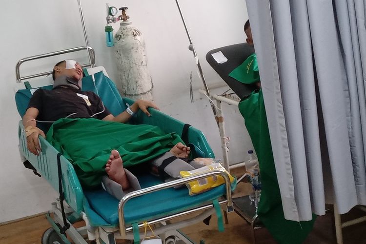 Seorang korban luka laka tunggal di jalur Puncak, Ciloto, Cianjur, Jawa Barat, tengah menjalani penanganan medis di IGD RS Cimacan, Cipanas, Cianjur, Selasa (24/10/2023). Dalam kecelakaan tersebut empat orang dinyatakan meninggal dunia.