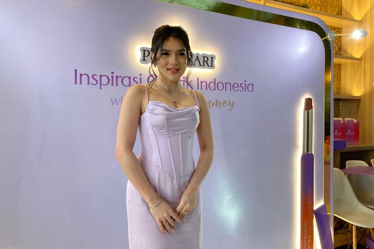 Aktris Davina Karamoy dalam konferensi pers penunjukkan dirinya sebagai brand ambassador pertama Purbasari di Jakarta Selatan, Rabu (8/10/2025).